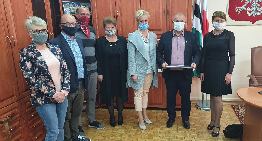 Gmina Zambrów przekazała sprzęt w ramach „Zdalnej Szkoły”