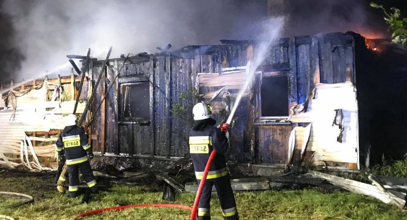 Pożar pustostanu w gm. Rutki. W akcji brało udział 7 zastępów straży pożarnej