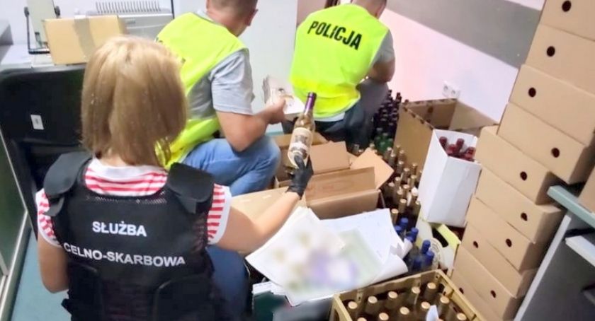 326 butelek nielegalnego alkoholu znaleziono w jednej z hal magazynowych