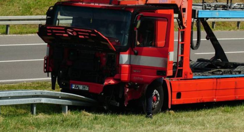 Ciężarówka staranowała barierki na S8 [foto] AKTUALIZACJA