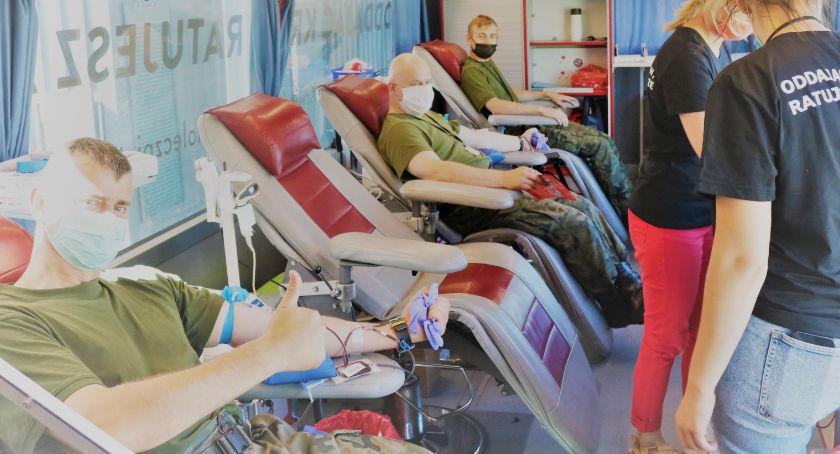 Podlascy terytorialsi dzielą się najcenniejszym darem 