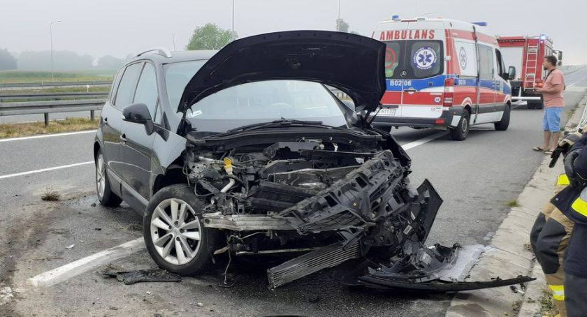 Osobówka uderzyła w barierki na S8. Jeden pas ruchu zablokowany [foto] AKTUALIZACJA
