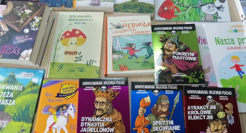 Setki nowości książkowych w zambrowskiej bibliotece dzięki dotacji finansowej ze Starostwa Powiatowego