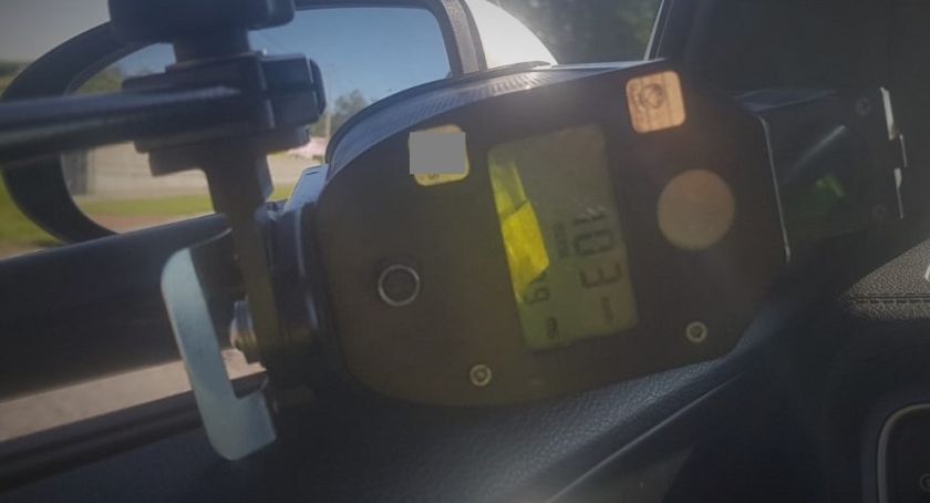 Przez wieś ponad 100 km/h. Dwóch kolejnych kierowców straciło prawo jazdy