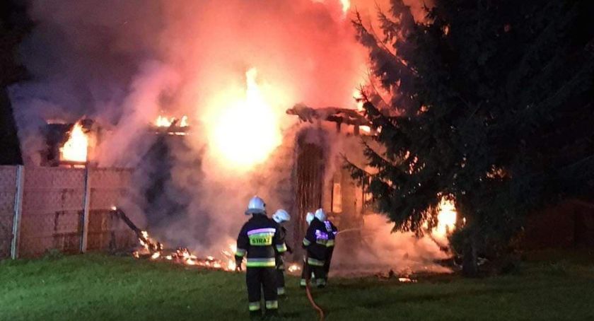 Pożar pustostanu w gm. Zambrów. W akcji brało udział 7 zastępów straży pożarnej [foto]
