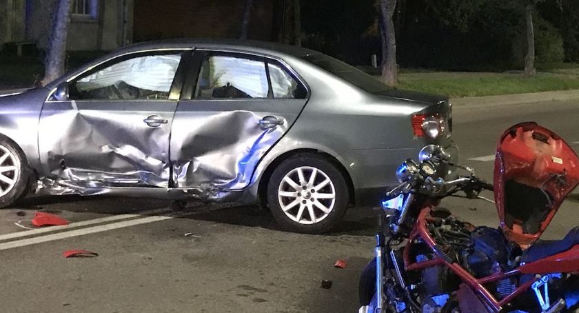 Zderzenie motoru z osobówką. Motocyklista przewieziony do szpitala [foto]