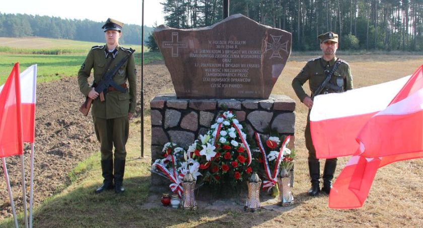 Obchody 74. rocznicy bitwy pod Śliwowem oraz święto szkoły w Rutkach-Kossakach [foto]