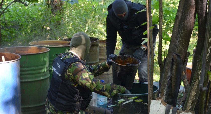 Podlaska KAS zlikwidowała leśną bimbrownię