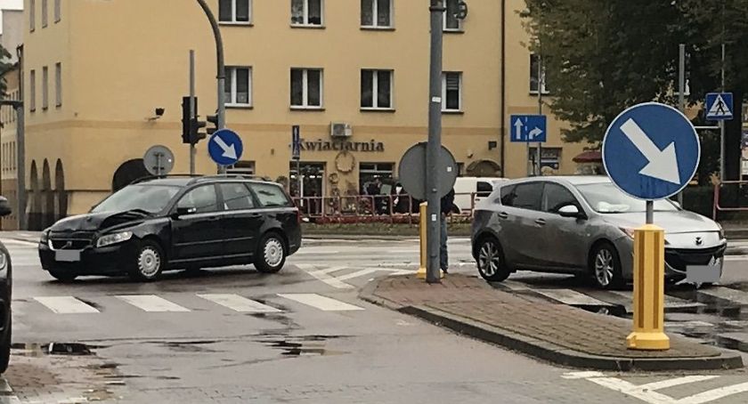 Zderzenie osobówek na placu Sikorskiego [foto]
