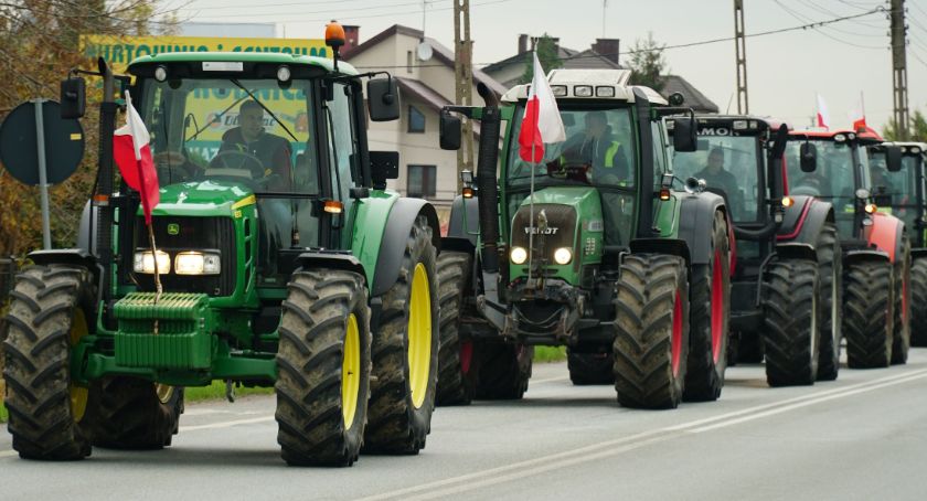 Protestujący rolnicy wyjechali na drogi. Incydent przed biurem senatora Komorowskiego [foto+video]