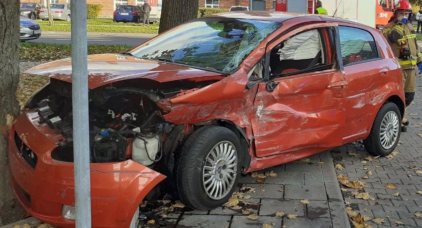 Kobieta i dwoje dzieci trafiły do szpitala po wypadku na AWP