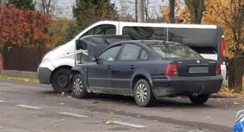Osobówka wjechała w busa [foto]