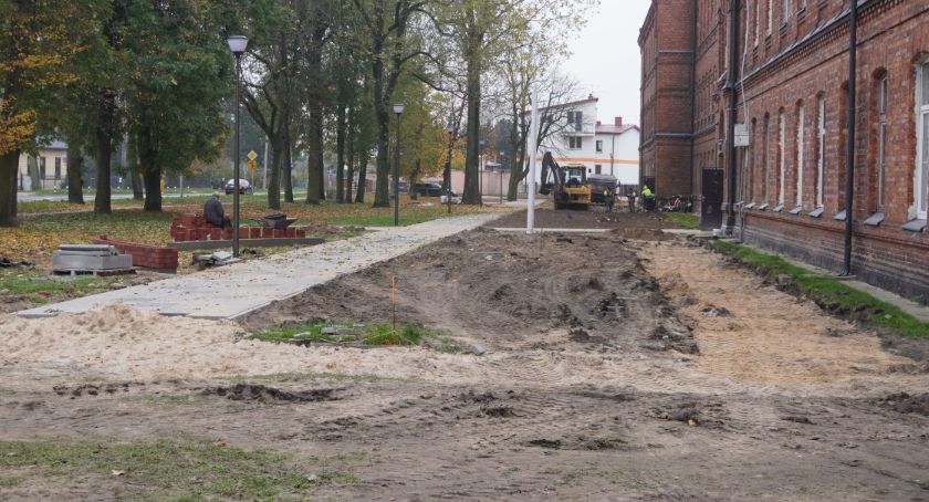 Opóźnienia przy rewitalizacji koszar. Miasto wydłuża termin wykonania [foto]