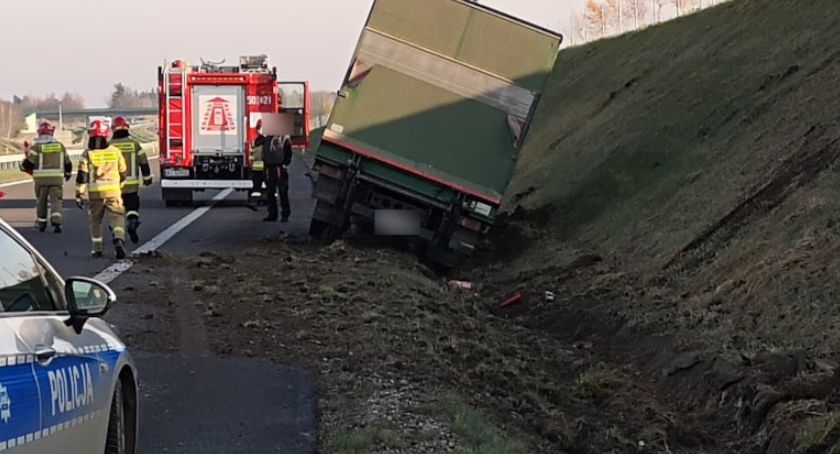 Ciężarówka w rowie na DK8 [foto]