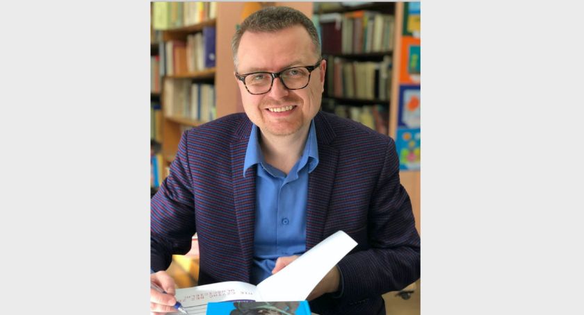 Biblioteka Gminna w Szumowie zaprasza na spotkanie online z pisarzem