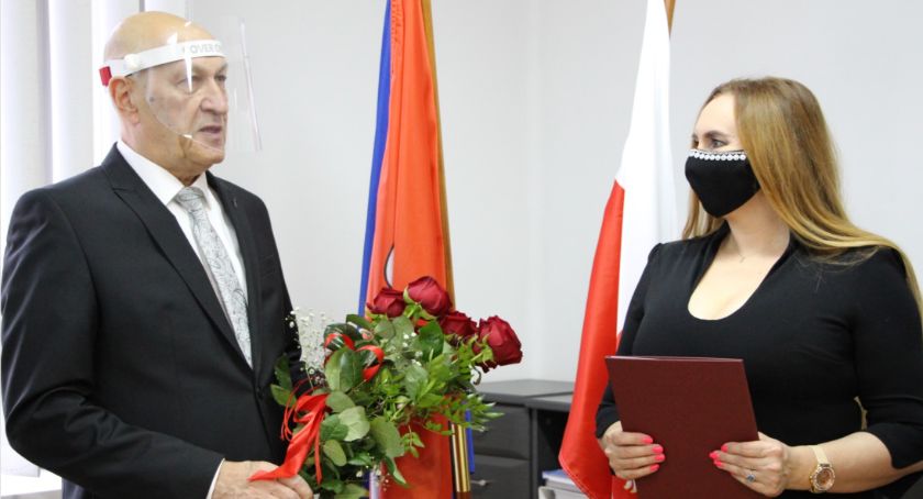 Przedstawiciele Powiatu podziękowali dyrektor MOK [foto]