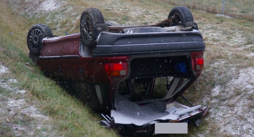 4 kolizje w okolicach Zambrowa. Jest bardzo ślisko! [foto]