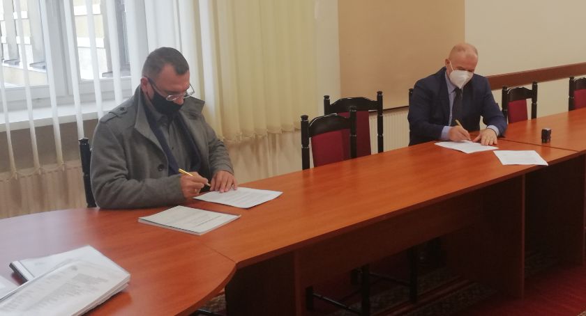 Wójt podpisał umowę na budowę sali gimnastycznej przy SP w Porytem-Jabłoni