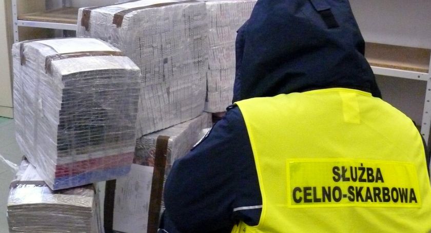 Ponad 8,7 tys. paczek papierosów w podłodze naczepy