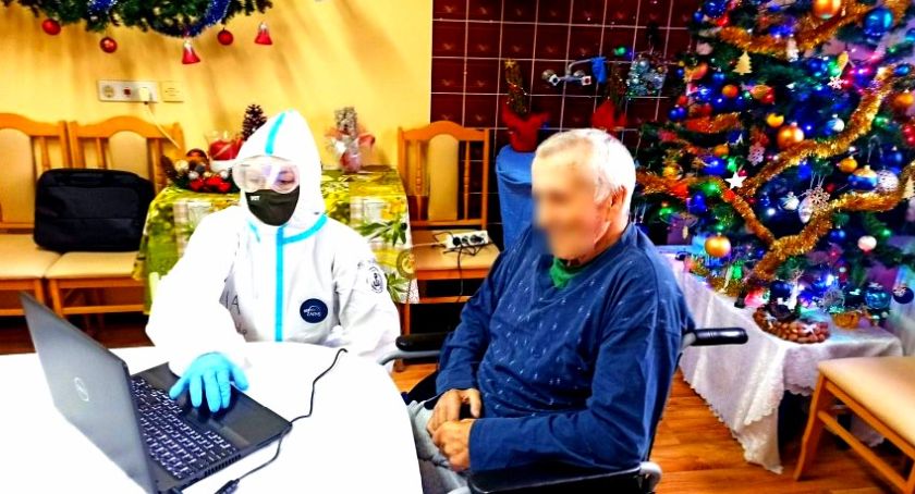 Seniorzy połączeni na święta z bliskimi