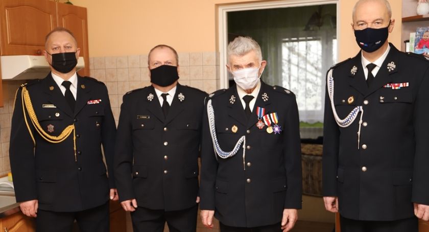 Druh Kazimierz Gwardiak z ministerialną odznaką „Zasłużony dla ochrony przeciwpożarowej”