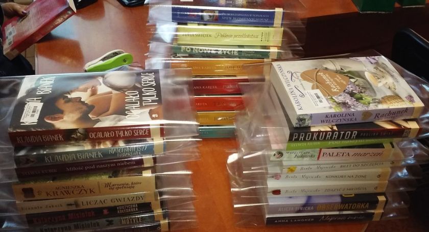 Księgozbiór Biblioteki Gminnej w Szumowie liczy 21 407 książek. Teraz można wypożyczać również e-booki