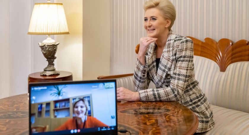 Pierwsza dama RP rozmawiała z dyrektor Szkoły Podstawowej w Rutkach-Kossakach