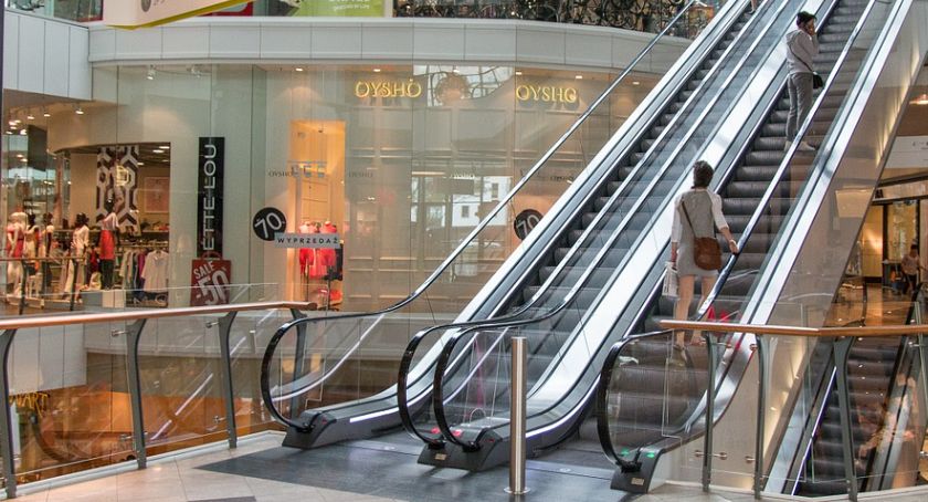 Luzowanie obostrzeń. Rząd otwiera sklepy w galeriach handlowych oraz muzea i galerie sztuki