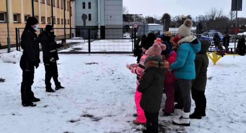Policjanci rozmawiali z dziećmi o bezpiecznych zabawach zimowych