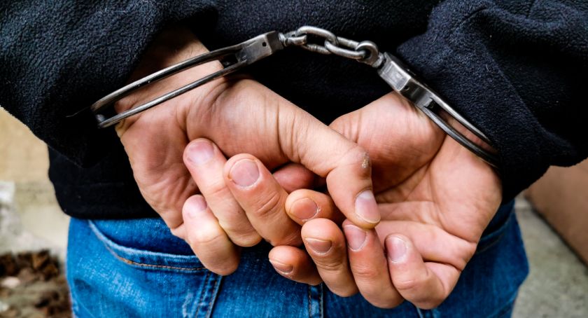 4 poszukiwanych w rękach zambrowskich policjantów