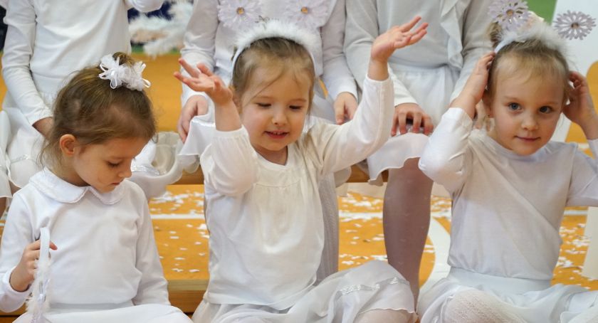 Przedszkolaki wystąpiły podczas Koncertu Piosenki Zimowej [foto]