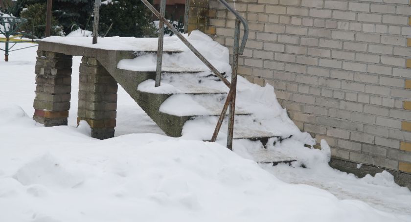 Zaśnieżone jezdnie i chodniki dają się we znaki mieszkańcom. Kto odpowiada za taki stan dróg?