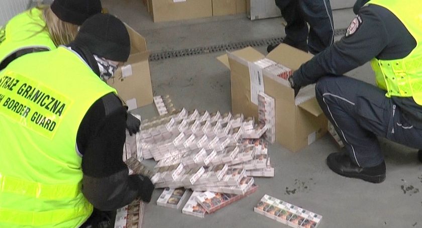 Papierosy zamiast desek. To największa w historii udaremniona próba przemytu papierosów na polskich przejściach granicznych [foto+video]