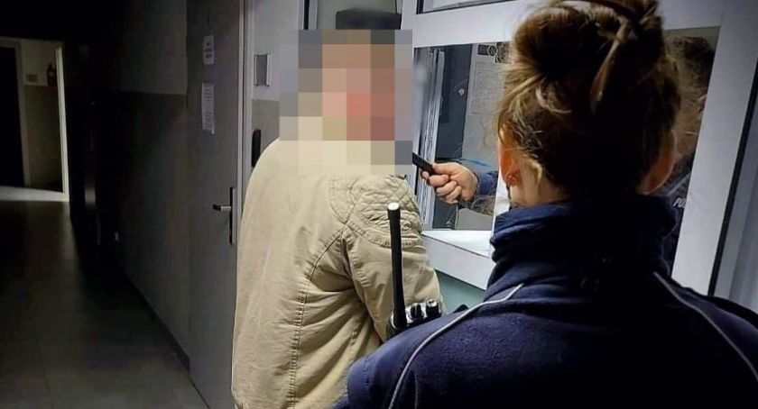 Zakończył jazdę w przydrożnym rowie. Alkomat wskazał prawie 2,5 promila