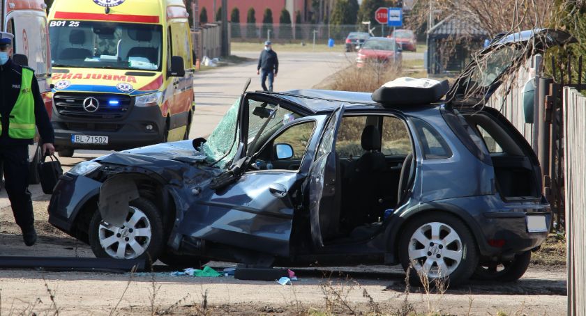 Zderzenie osobówki z ciągnikiem rolniczym. Jedna osoba przewieziona do szpitala [foto]