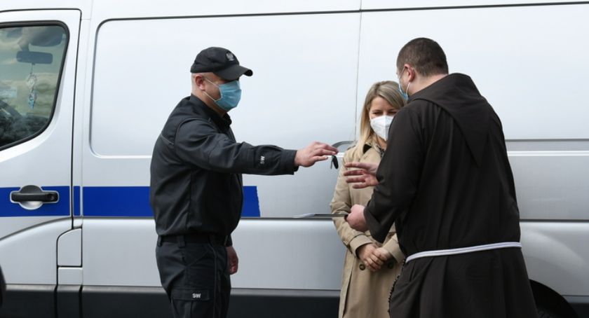 Dyrektor ZK w Czerwonym Borze przekazał mikrobus Fundacji Kapucyńskiej [foto]