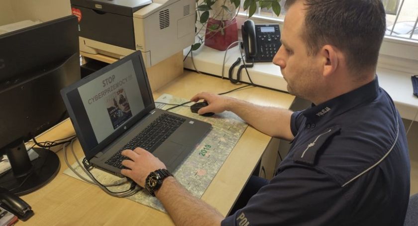 O cyberprzemocy i hejcie w sieci - zdalne zajęcia policji z uczniami SP5