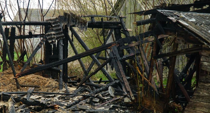 Pożar w Cieciorkach. Budynek spłonął doszczętnie [foto]