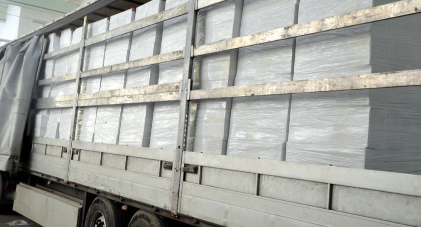 653 tys. nielegalnych paczek papierosów w transporcie wełny mineralnej [foto+video]
