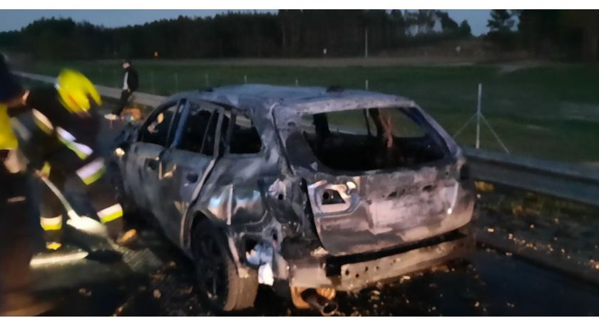 Osobówka zapaliła się na S8. Droga całkowicie zablokowana [foto] AKTUALIZACJA