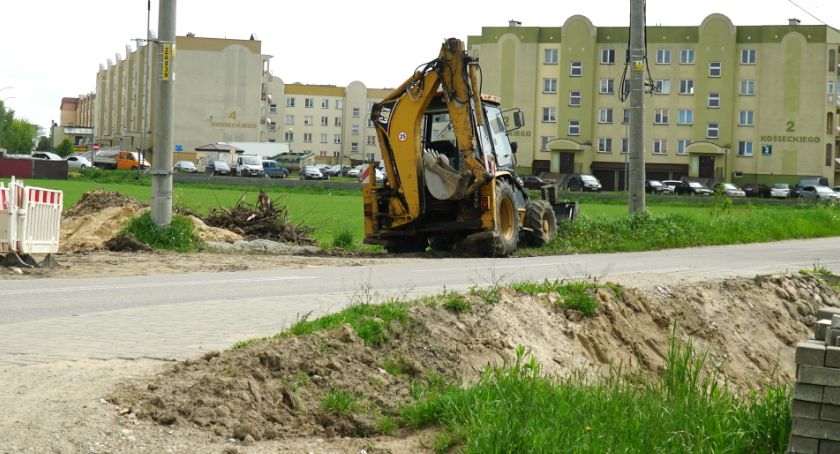 Tu niebawem będzie rondo - trwają prace na ul. Pileckiego w Zambrowie [foto]