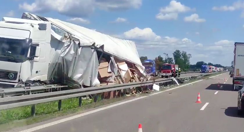 Ciężarówka wjechała w barierki na S8. Droga zablokowana [foto]