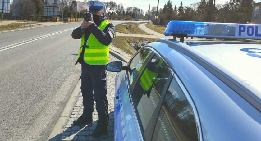 920 skontrolowanych pojazdów, 903 wykroczenia, 11 nietrzeźwych kierowców, 48 zatrzymanych dowodów rejestracyjnych...