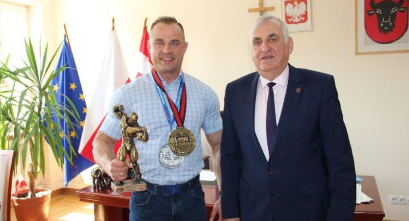 Burmistrz pogratulował sukcesów zambrowskiemu kulturyście Łukaszowi Sztuczce 