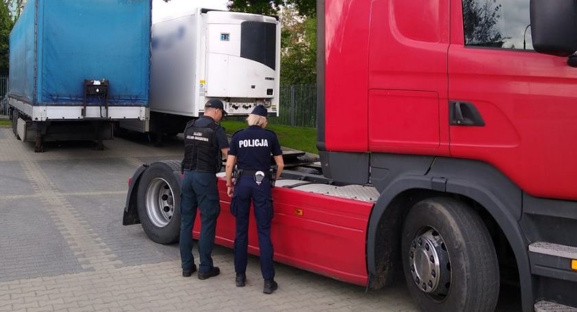 Funkcjonariusze policji i KAS odzyskali kradzione pojazdy