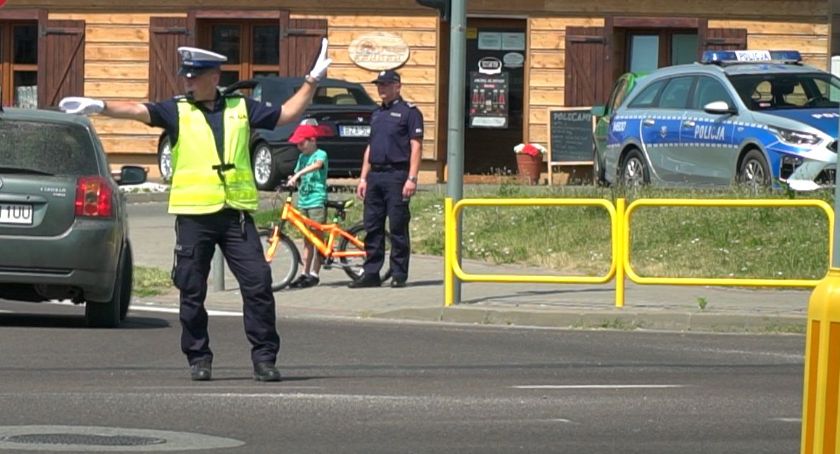 Policjant kierujący ruchem - znasz te gesty? [FOTO+VIDEO]