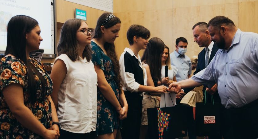 Dziewczęta z naszego powiatu wśród nagrodzonych w konkursie ph. „Choć jeden dzień Pszczołą być”