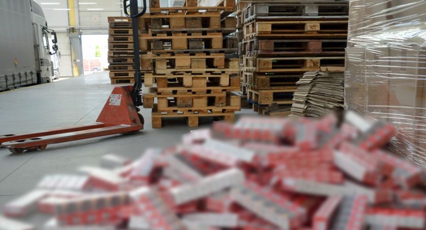 Kontrabanda zamiast brykietu. Prawie pół miliona paczek nielegalnych papierosów w rękach KAS [FOTO+VIDEO]