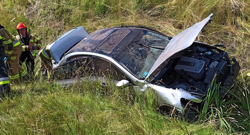 Osobówka zjechała do rowu na S8. Jedna osoba w szpitalu [FOTO]