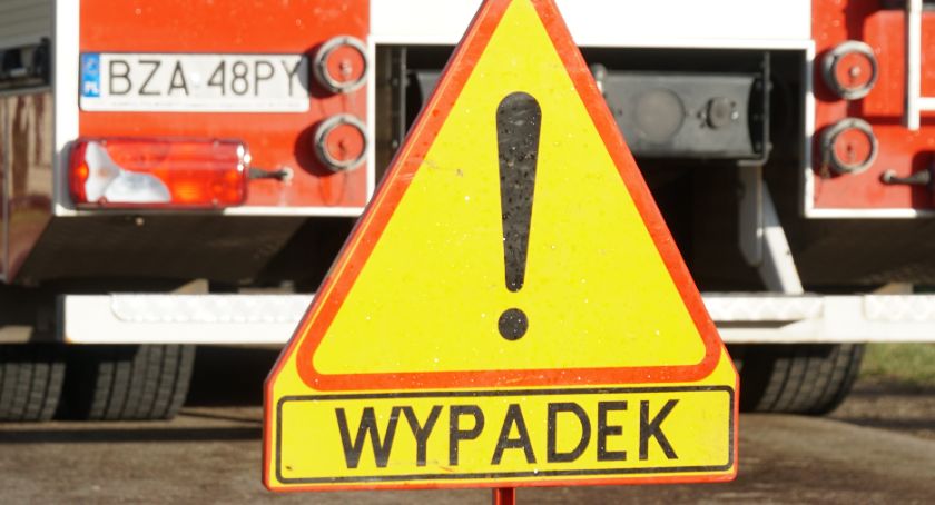 Osobówka uderzyła w barierki na 
